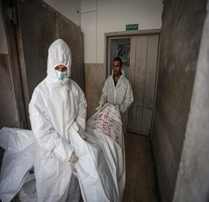 فحص جثامين للتعرف على أصحابها في مستشفى الشفاء بمدينة غزة